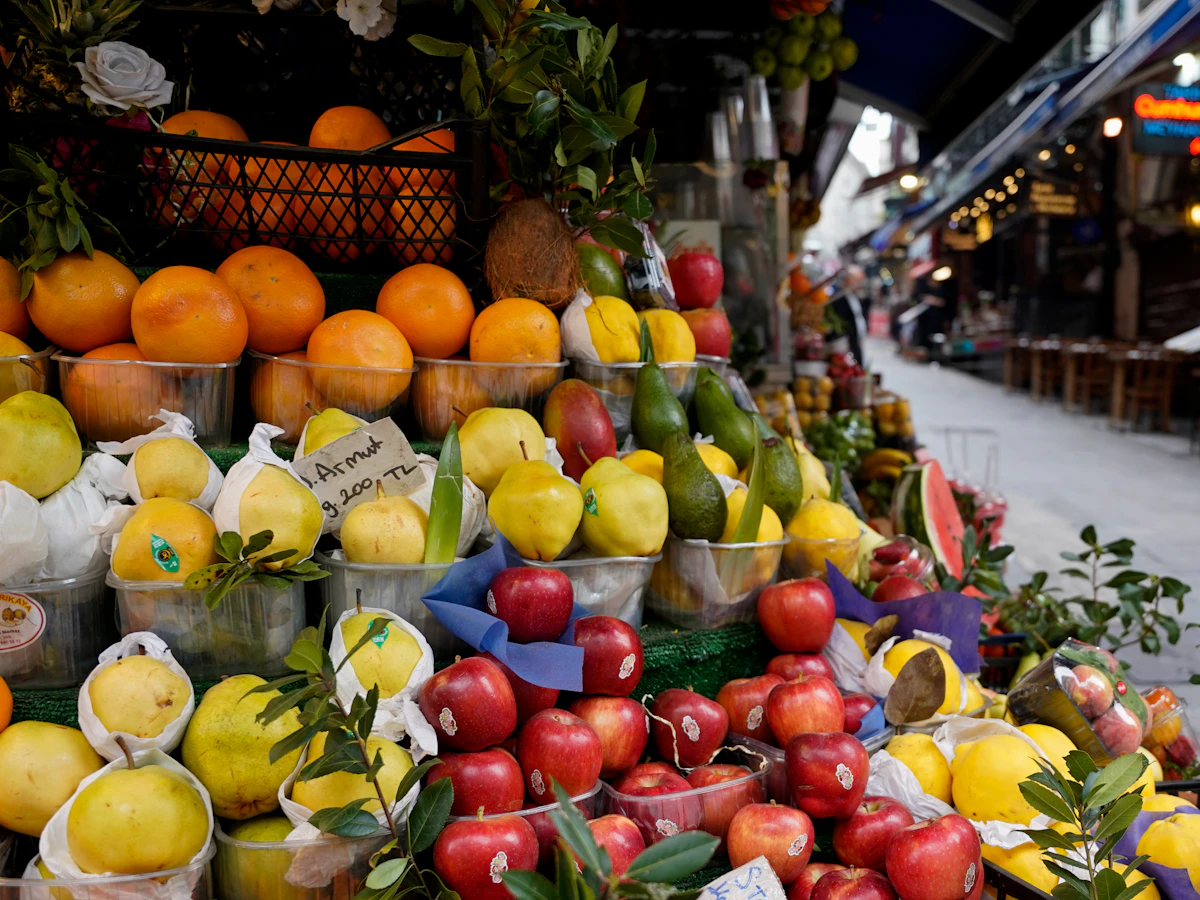 Frutas frescas organizadas en un puesto de mercado