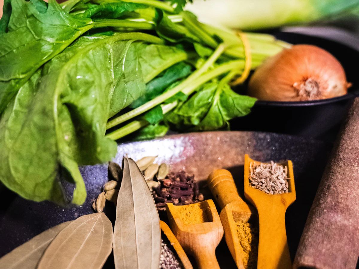 Ingredientes naturales, hierbas y vegetales frescos
